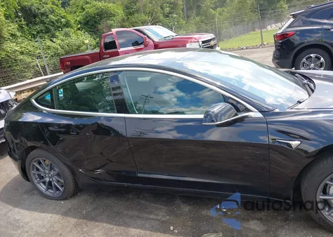2018 Tesla Model 3 Long Range/Mid Range z USA, uszkodzony, nr VIN 5YJ3E1EA4JF166045